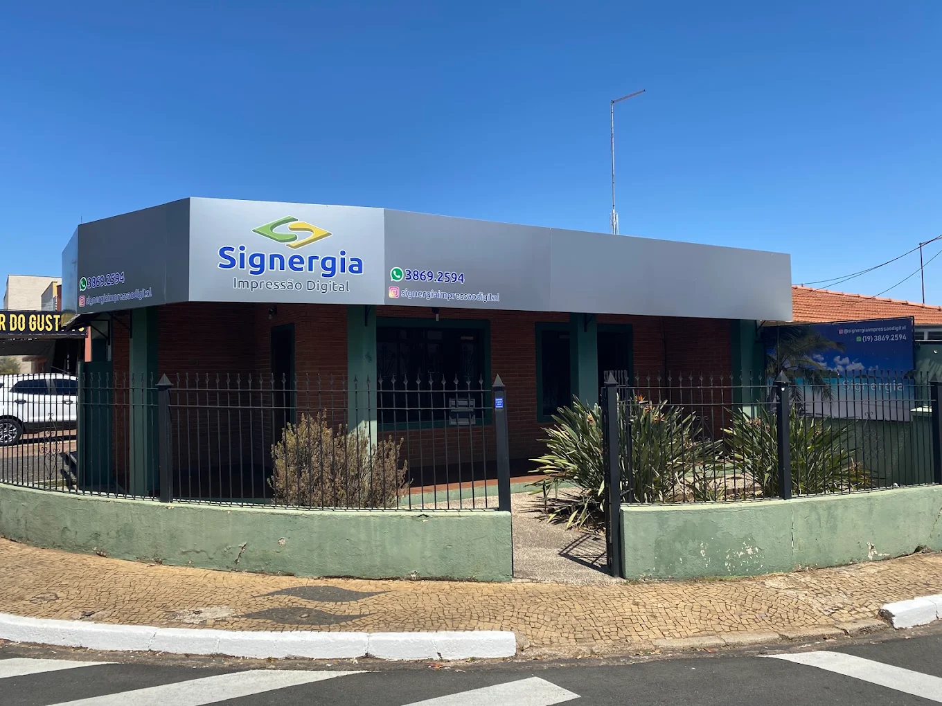 Fachada da loja Signergia Impressão Digital, em Valinhos - SP