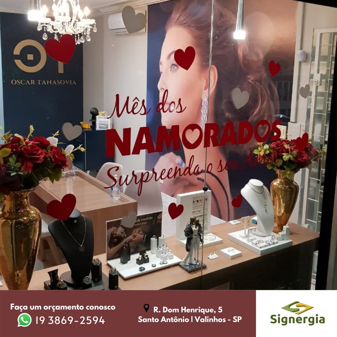Adesivo decorativo aplicado em vitrine